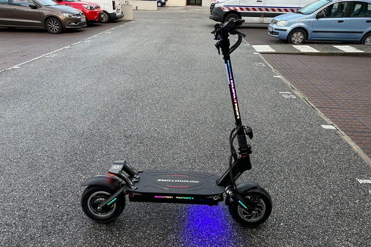 O patinete elétrico com a maior autonomia no Brasil tem motor de 10.080W, atinge 100 km/h de velocidade máxima e roda até 170 km com uma única carga.