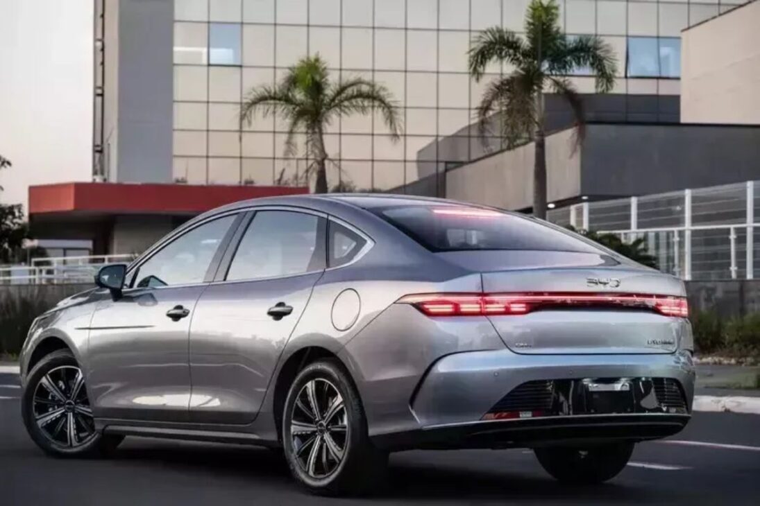 Con motor 1.5 y eléctrico, el BYD King hace más de 28 km/l, tiene 1.200 km de autonomía y cuesta menos de R$ 180 mil