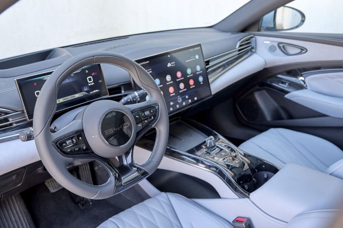 Con motor 1.5 y eléctrico, el BYD King hace más de 28 km/l, tiene 1.200 km de autonomía y cuesta menos de R$ 180 mil