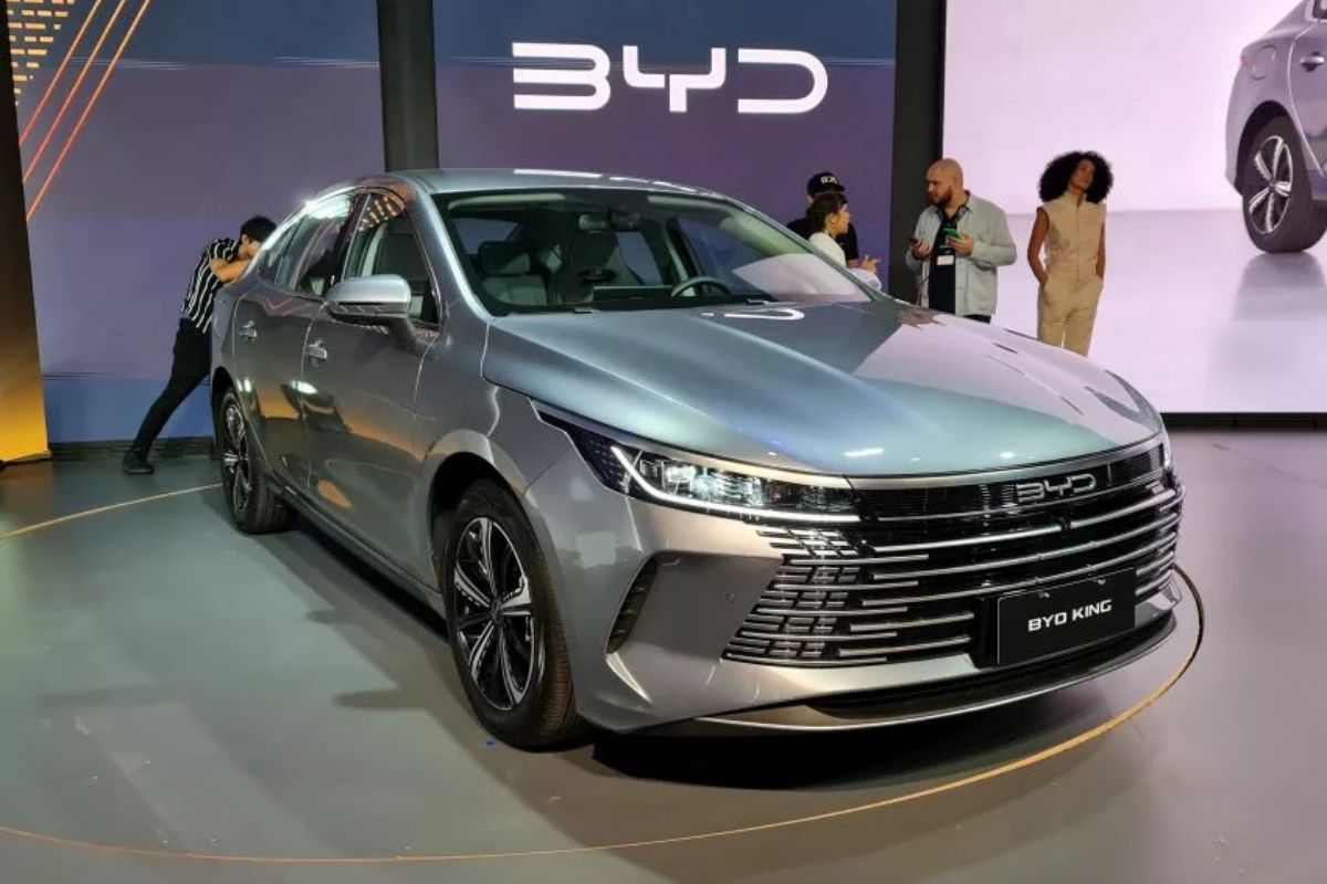 Com motor 1.5 e elétrico, o BYD King faz mais de 28 km/l, tem 1.200 km de autonomia e custa menos de R$ 180 mil