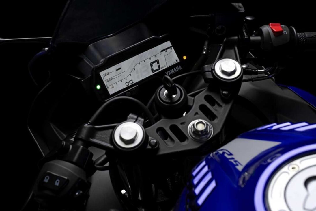 Con motor de 155cc y 18,8 caballos, la Yamaha YZF R15 2024 alcanza 157 km/h y hace más de 40 km por litro