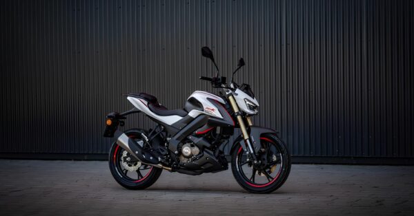 Com motor de 125cc e desempenho de 160, a SRK 125 S chega com visual de naked esportiva e promete agitar a categoria de entrada