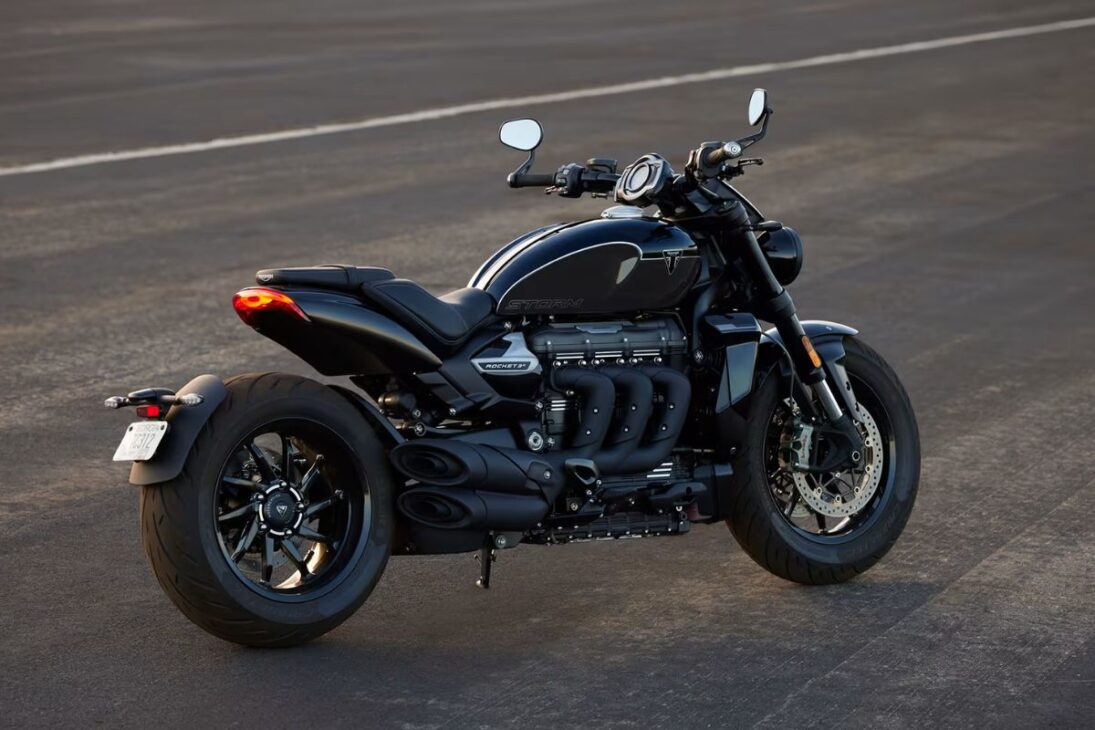 Triumph Rocket 3 GT Storm 2025: El Análisis Completo del «Cohete» de 2500cc y 182 Caballos