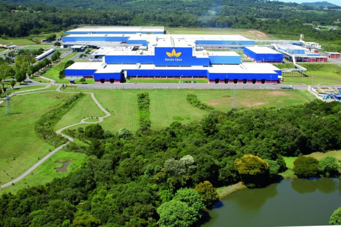 Con una planta que procesa 120 mil toneladas de tabaco por año, la mayor fabricante de cigarros de Brasil atiende 250.000 puntos de venta y está presente en casi 5.000 municipios