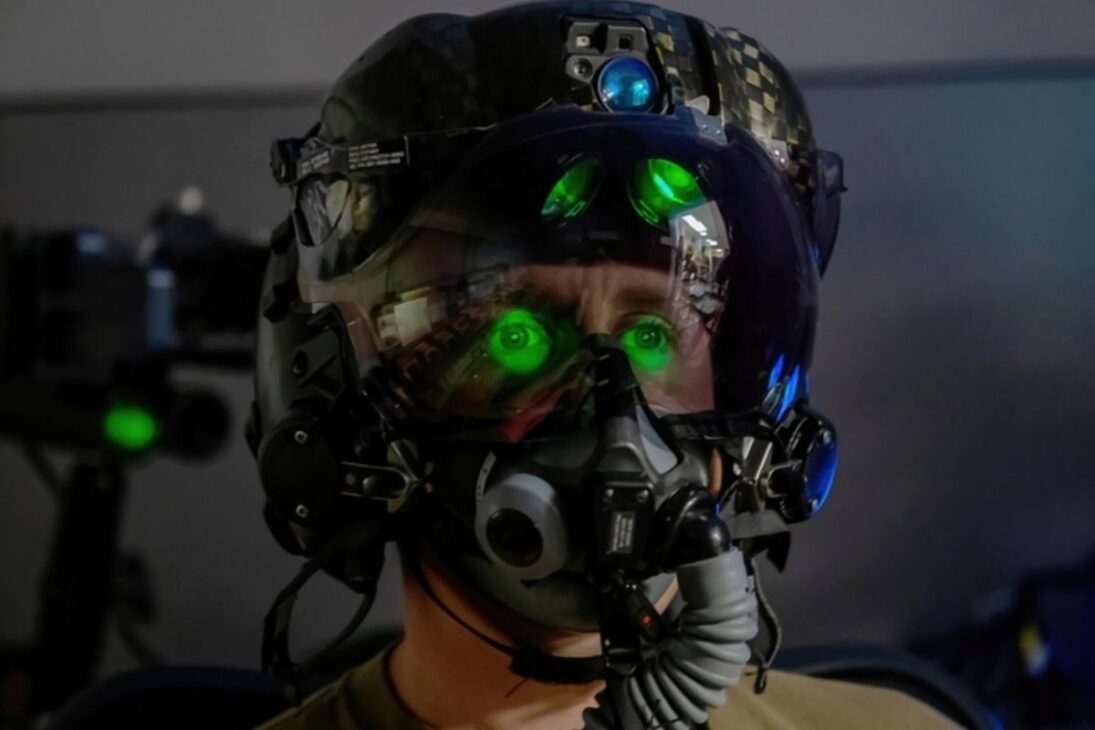 Con velocidad de 1.900 km/h y capaz de quedar invisible a los radares, el caza F-35 cuesta R$ 1 mil millones por unidad y su casco vale más que una Ferrari