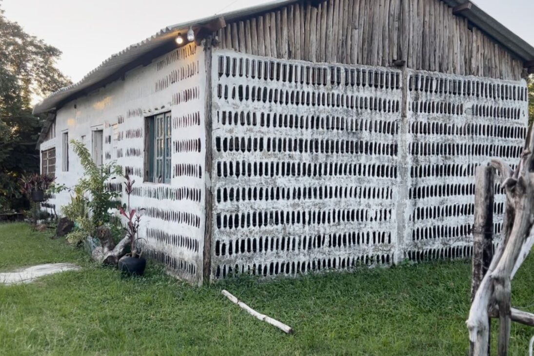 Cómo madre e hija construyeron una casa con botellas de vidrio
