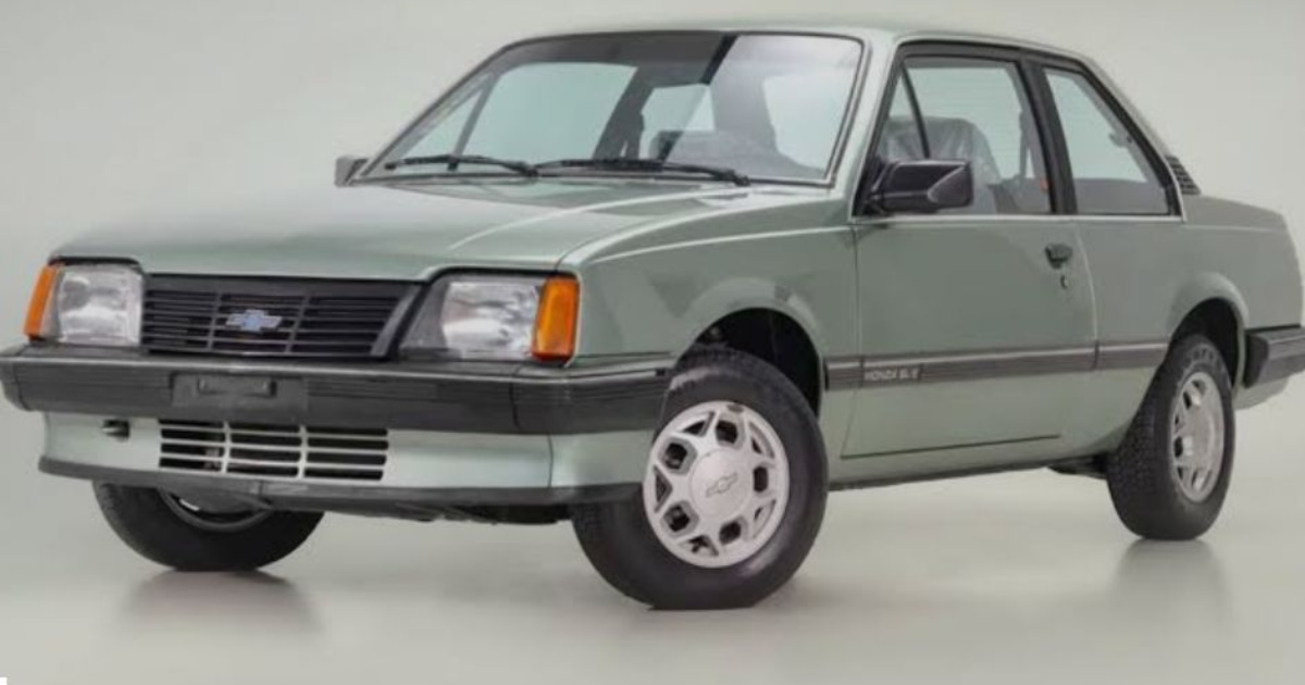 Ícone dos anos 80, o Chevrolet Monza dominou as ruas e virou lenda nacional. Um clássico que ainda acelera corações e memórias. (Imagem: Divulgação)