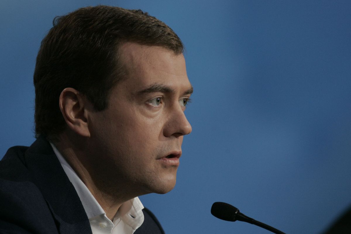 Dmitry Medvedev Ameaça Ocidente com “Ataques Preventivos”