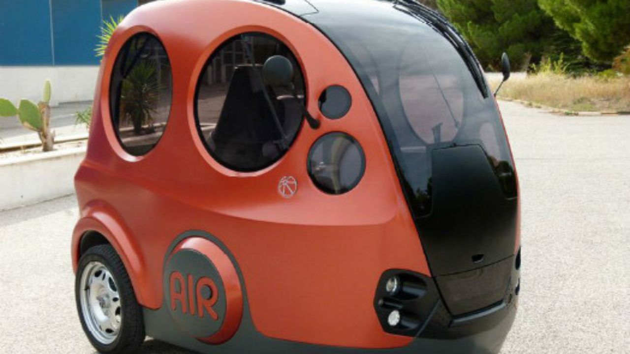 Un coche impulsado por aire comprimido es un vehículo que usa la expansión del aire presurizado para mover sus pistones, ofreciendo una alternativa con cero emisiones en el escape.