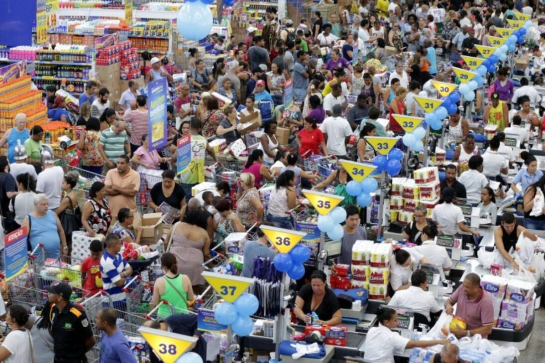 El abastecimiento de supermercados en feriados es una ciencia. Días antes, los analistas de las grandes cadenas minoristas ya están ejecutando sus softwares de previsión de demanda. Saben que, en la víspera del feriado, habrá un pico de compras de ciertos productos, como carnes para asados, bebidas y panes.