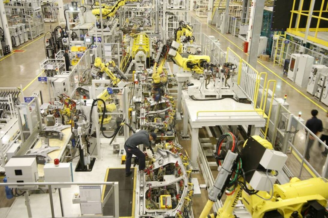 El impacto del feriado en la industria es igualmente complejo. Para una línea de producción, detenerse y reiniciar tiene un costo. Por eso, la planificación de la producción industrial se realiza con semanas de antelación.