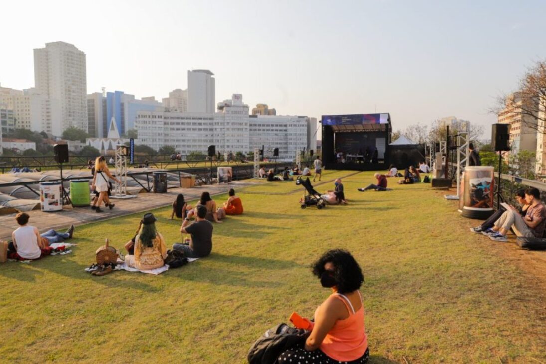 Entre prédios e avenidas, existe um oásis escondido com entrada gratuita e clima de parque