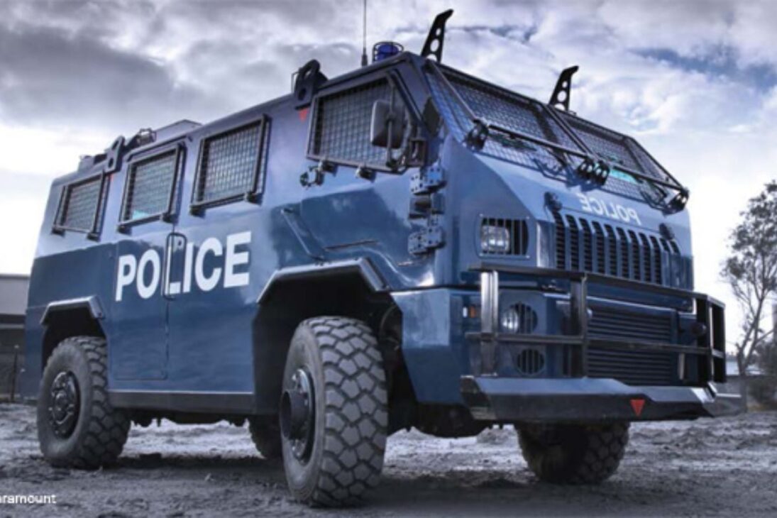 Pesando 13 toneladas y a prueba de tiros de fusil 7.62, el blindado 'Caveirão' del BOPE puede transportar 11 policías y pasar por barricadas en llamas