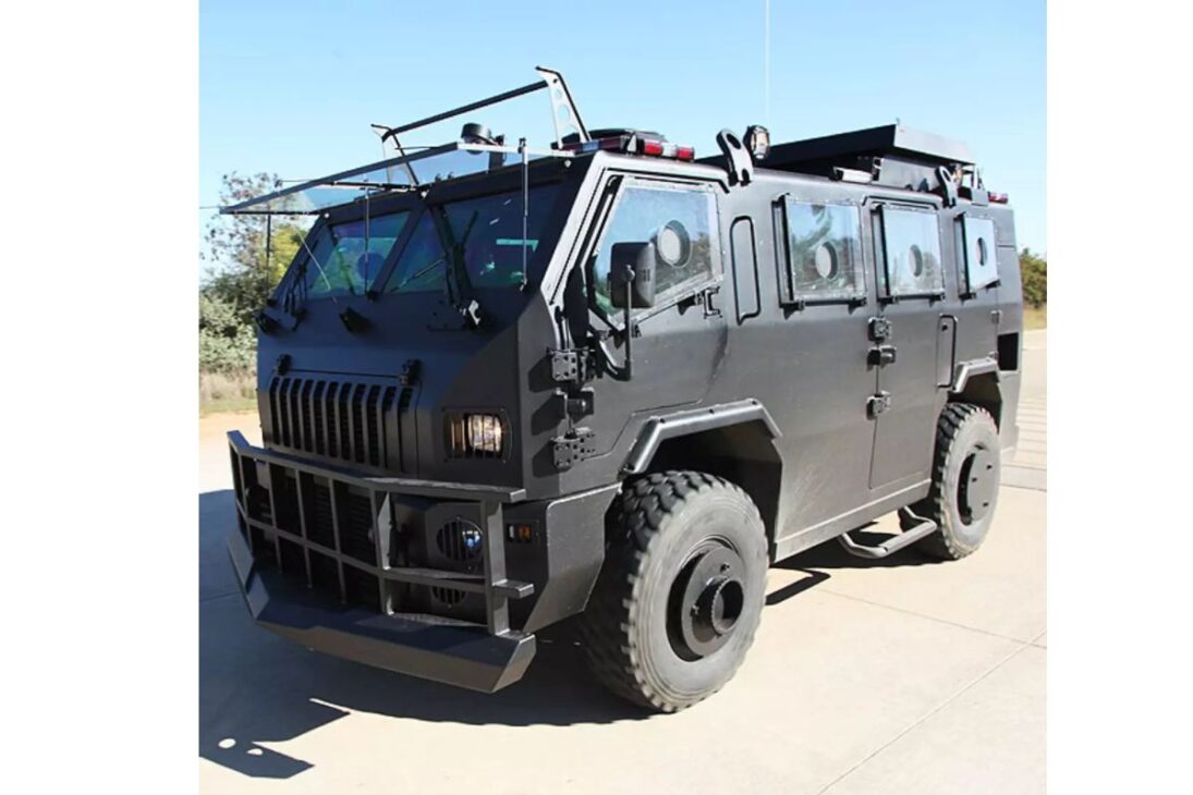 Pesando 13 toneladas y a prueba de tiros de fusil 7.62, el blindado 'Caveirão' del BOPE puede transportar 11 policías y pasar por barricadas en llamas