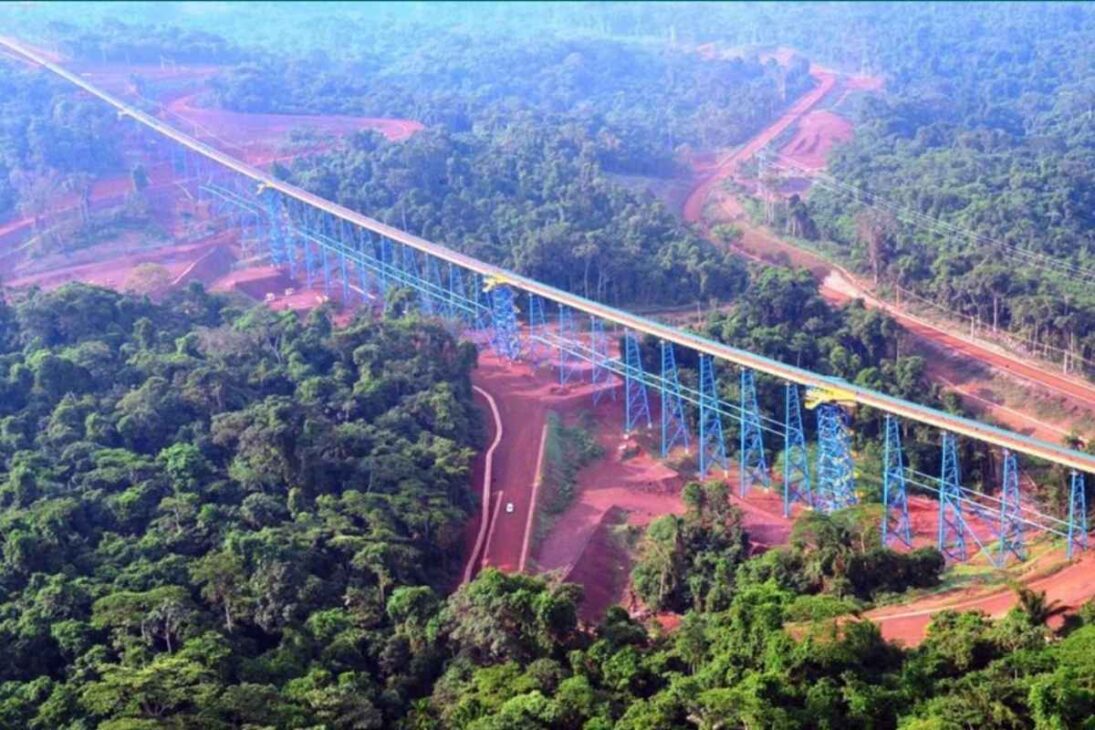 Esta correa transportadora brasileña con sus 11 km de longitud, une el puerto a la refinería y mueve millones de toneladas de bauxita