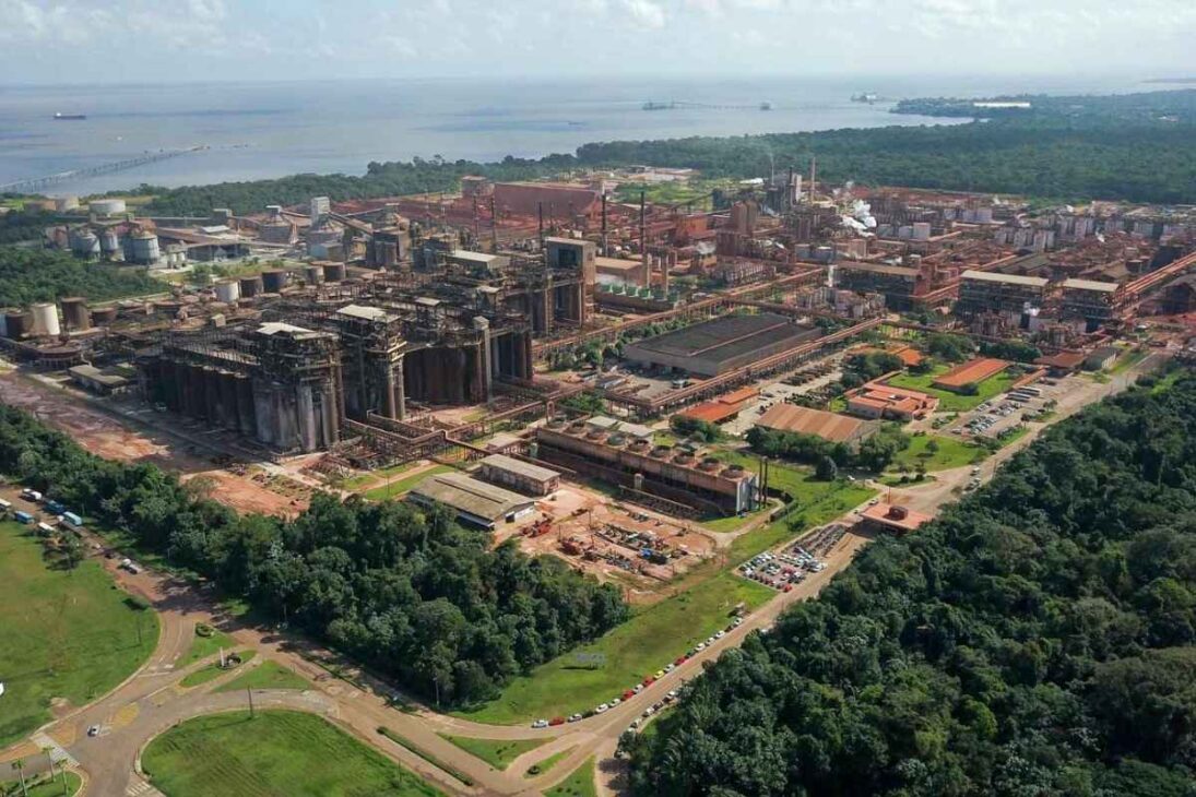 Esta correa transportadora brasileña con sus 11 km de longitud, une el puerto a la refinería y mueve millones de toneladas de bauxita