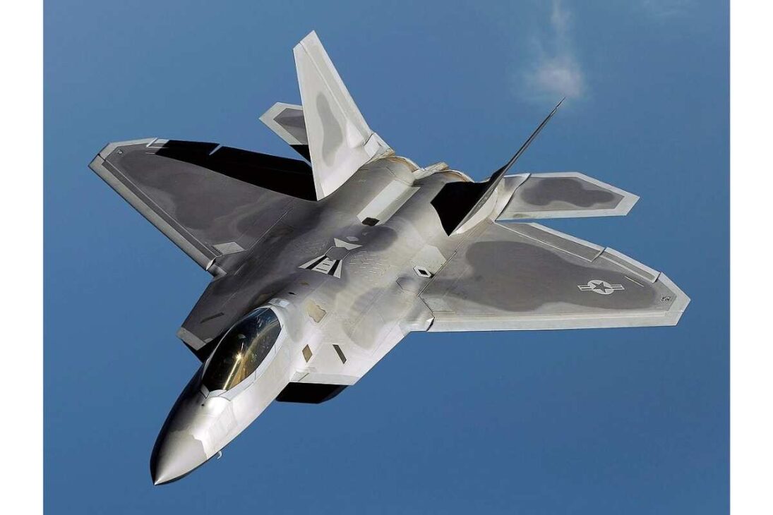 Esse caça é um interceptador que voa a Mach 3.2, chega a 3.470 km/h e foi criado na União Soviética