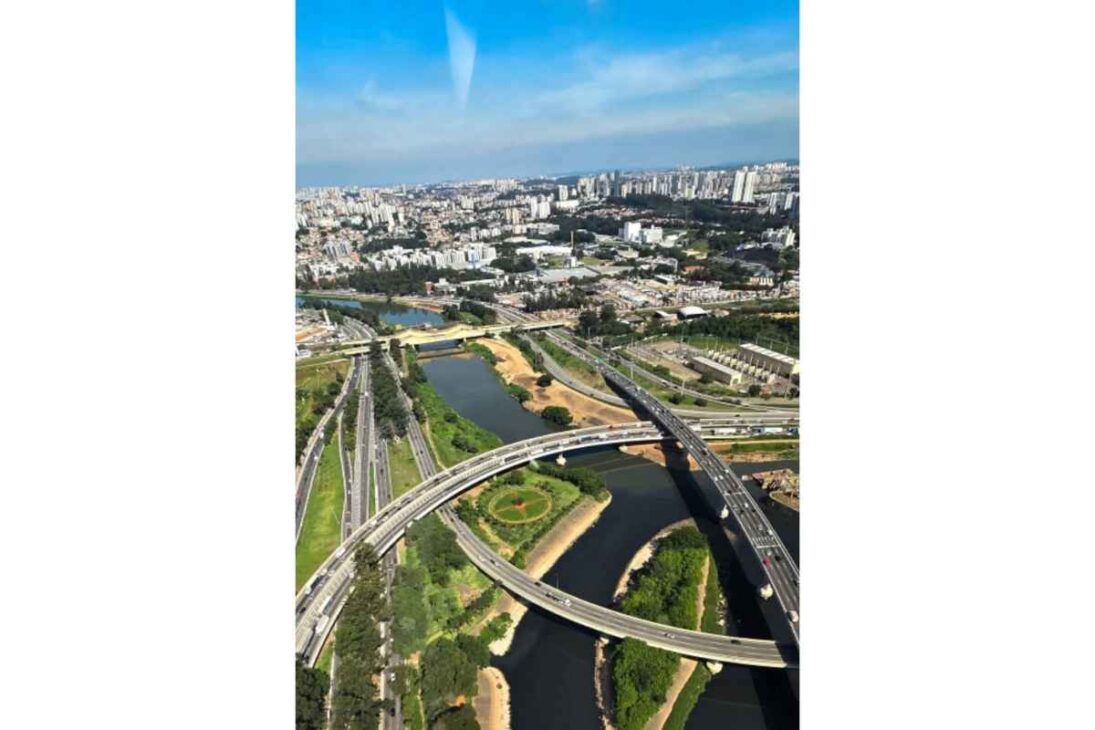 Esse complexo de viadutos tem 16 pontes e 10 km de pistas, conecta as Marginais à Castelo Branco e move mais de 1 milhão de veículos por dia