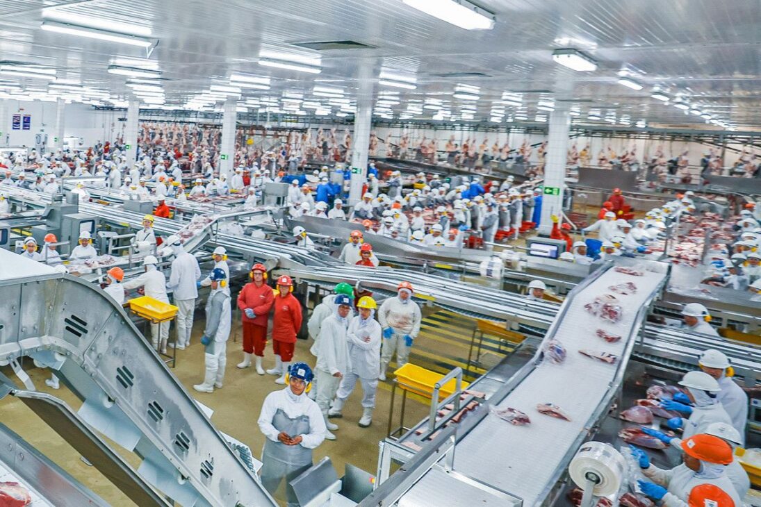 Este frigorífico de bovinos va a sacrificar 4.400 cabezas por día, recibió inversión de R$ 150 millones y ya recibió el aval del presidente