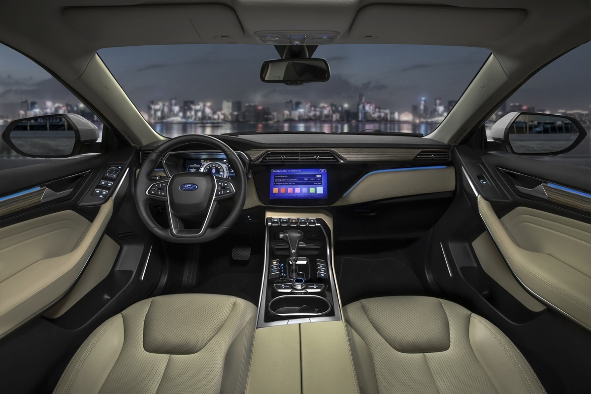 Interior moderno do Ford Territory com painel digital e acabamento sofisticado