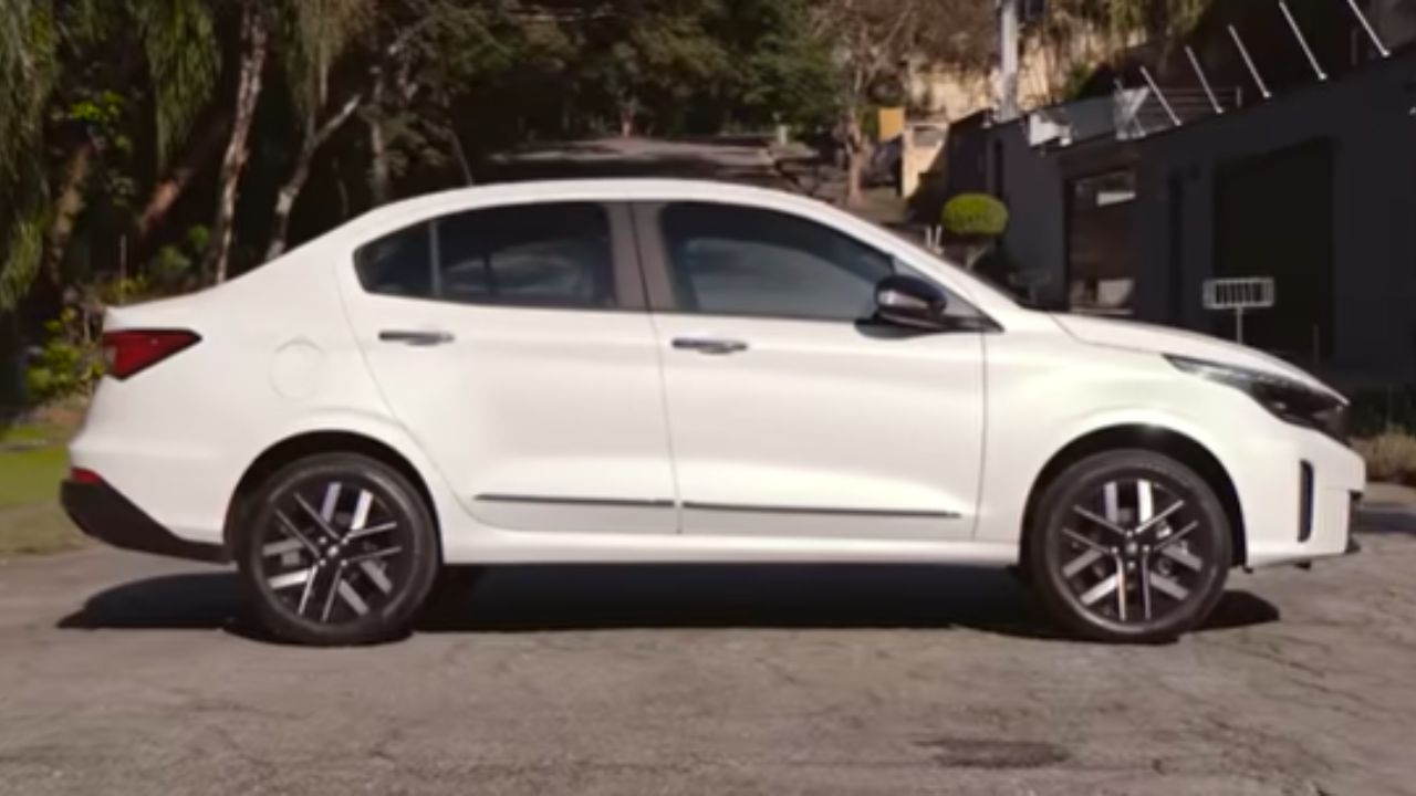 El Fiat Cronos 2026 mantiene un diseño de líneas fluidas y equilibradas, con una parte trasera elevada que define su identidad de sedán clásico. Imagen: Canal do AutoEsporte.