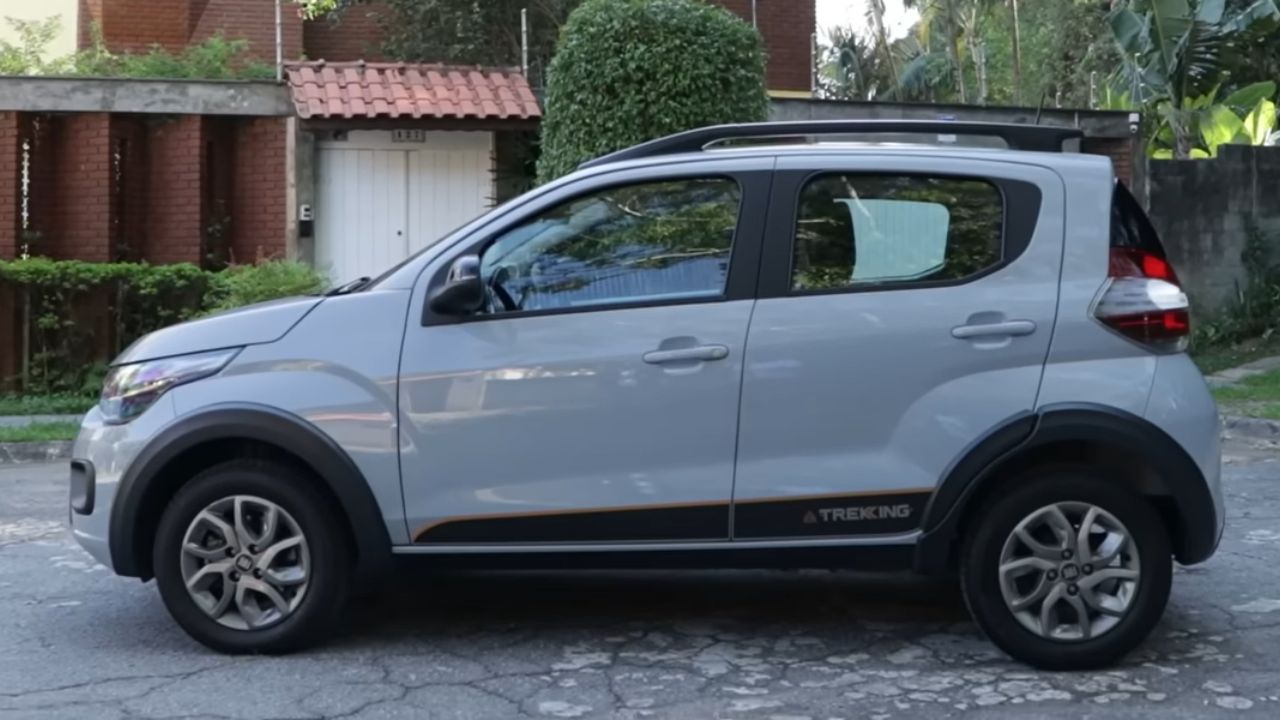 El Fiat Mobi se destaca como uno de los coches cero kilómetros más accesibles de Brasil, enfocado en la simplicidad y en la economía de combustible para el uso esencialmente urbano. Imagen: Canal do AutoEsporte