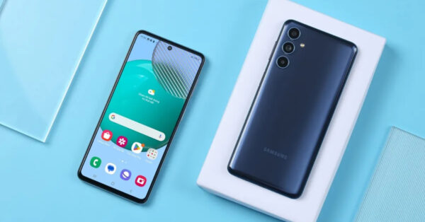 Galaxy M55 surpreende com chip Snapdragon 7 Gen 1, tela Super AMOLED de 120 Hz e carregamento turbo de 45 W na faixa de R$ 2.000