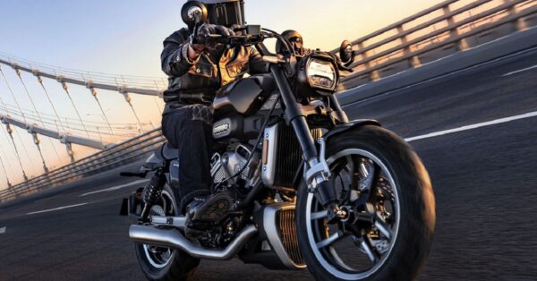 Nova custom 125 com motor em V chama atenção pelo estilo clássico e é lançada por marca coreana que já foi conhecida no Brasil