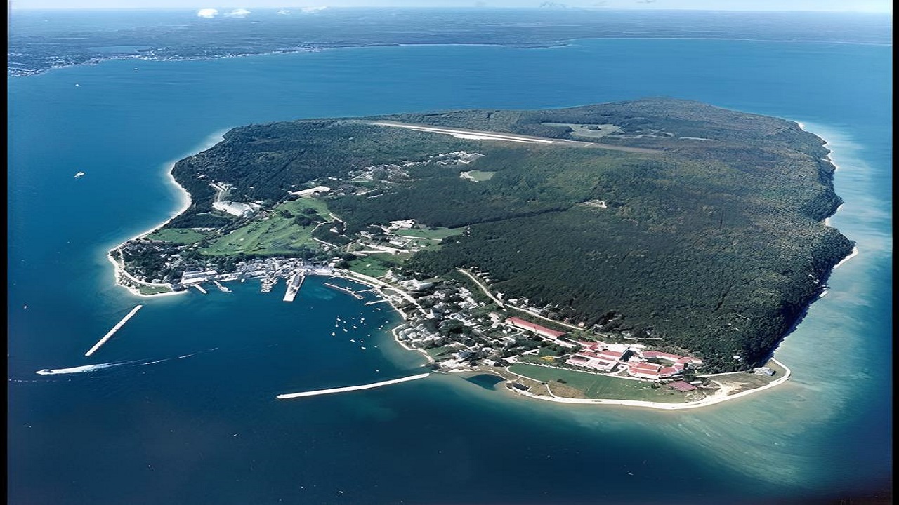 Sem trânsito automotivo e com cavalos espalhados por todos os cantos: conheça Mackinac, a ilha que vive no passado, proíbe o uso de carros e motos, e onde a vida segue como se fosse 1890