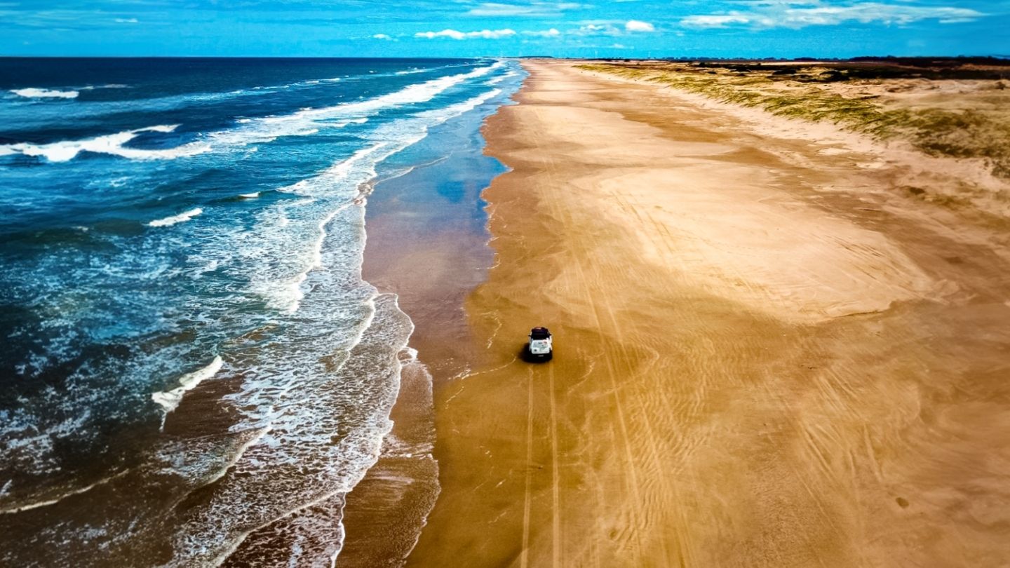 Descubra por que a Praia do Cassino, no RS, é considerada a maior praia do mundo, com 254 km de extensão e cenários impressionantes.