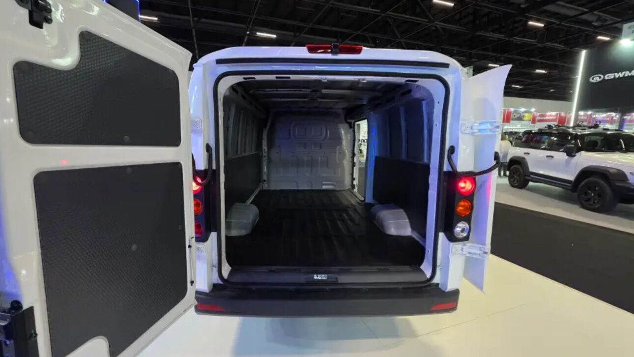 Farizon debuta en Brasil con furgonetas y camión eléctricos, destacando autonomía, carga útil e recarga rápida. El lanzamiento es en septiembre.