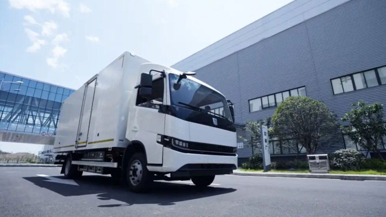 Farizon debuta en Brasil con furgonetas y camión eléctricos, destacando autonomía, carga útil y recarga rápida. El lanzamiento es en septiembre.