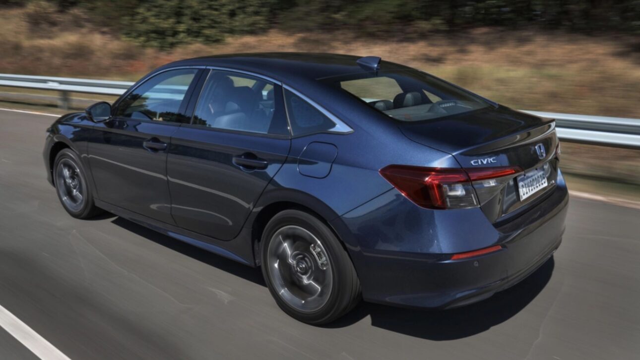 Nuevo Honda Civic 2026 estrena en Brasil con motor híbrido, autonomía superior a 1.000 km, nueva central con Google y precio mantenido.