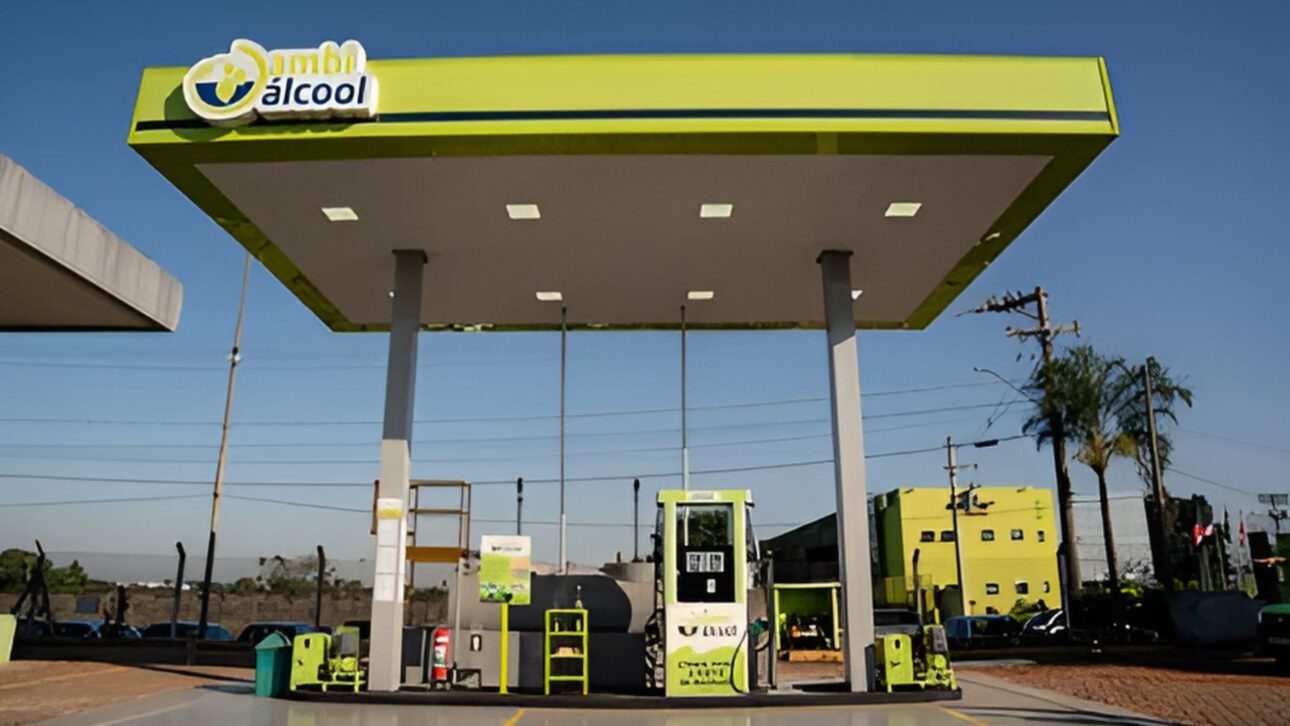 El proyecto, denominado Ambiálcool, tiene como objetivo abastecer parte de la flota de vehículos ligeros de la compañía utilizando combustible generado a partir de sobras de la industria alimentaria.