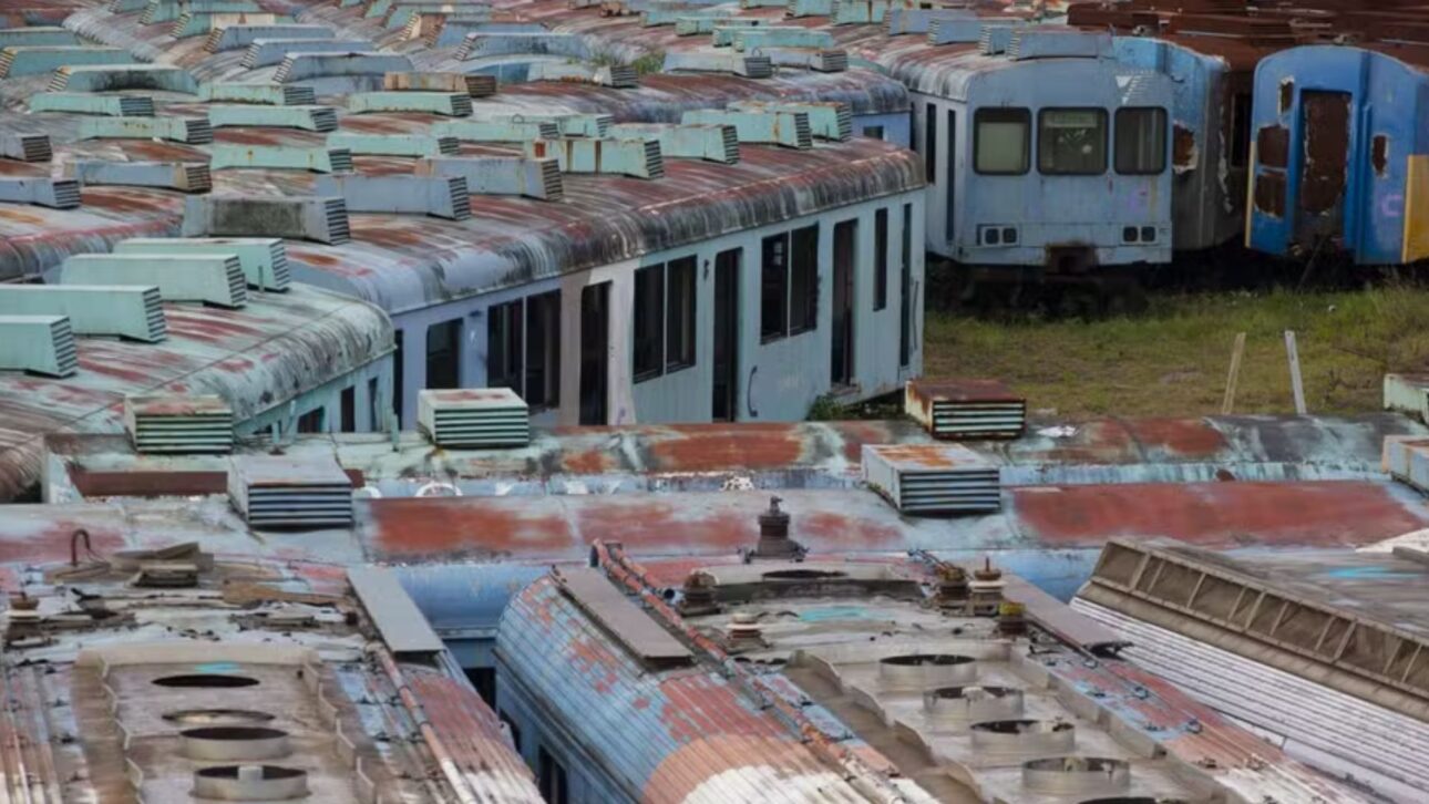 Trenes degradados y viajes largos marcan la crisis del transporte ferroviario de Río. Los pasajeros esperan soluciones mientras el gobierno busca una salida.