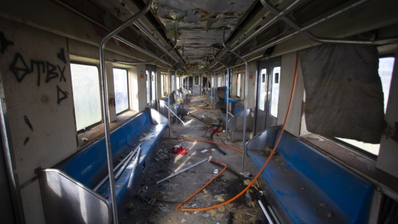 Trenes degradados y viajes largos marcan la crisis del transporte ferroviario de Río. Los pasajeros esperan soluciones mientras el gobierno busca una salida.