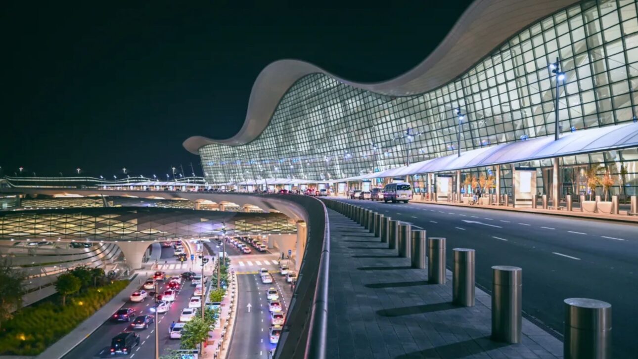 Descubre cómo el Terminal A de Abu Dhabi revoluciona la aviación con biometría y sostenibilidad, convirtiéndose en el nuevo gigante aeroportuario.