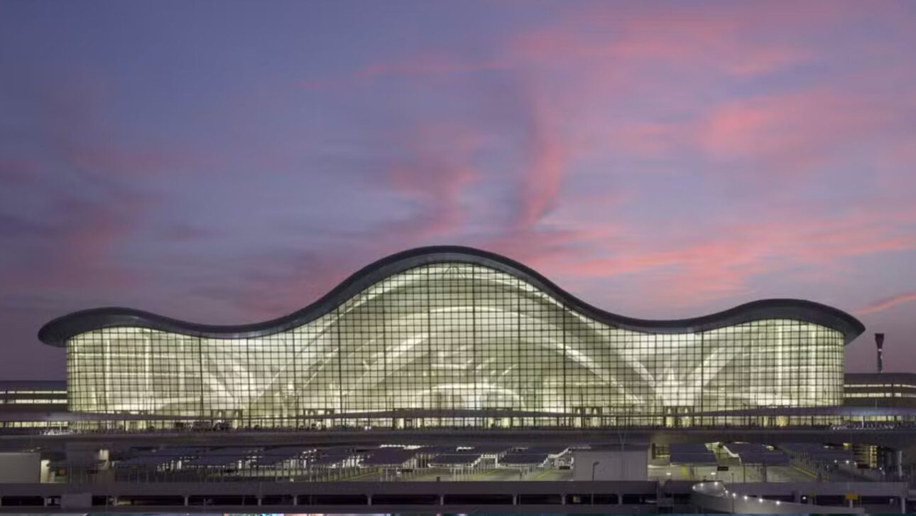 Descubre cómo el Terminal A de Abu Dhabi revoluciona la aviación con biometría y sostenibilidad, convirtiéndose en el nuevo gigante aeroportuario.