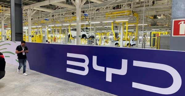 BYD abre 508 vagas de emprego em sua nova fábrica em Camaçari, Bahia. Saiba como se candidatar e descubra oportunidades no setor automotivo.
