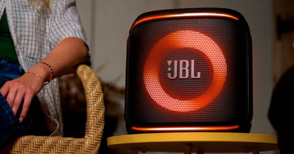 JBL lança a PartyBox Encore 2 no Brasil com som potente, bateria removível e microfones sem fio. Ideal para festas e eventos.