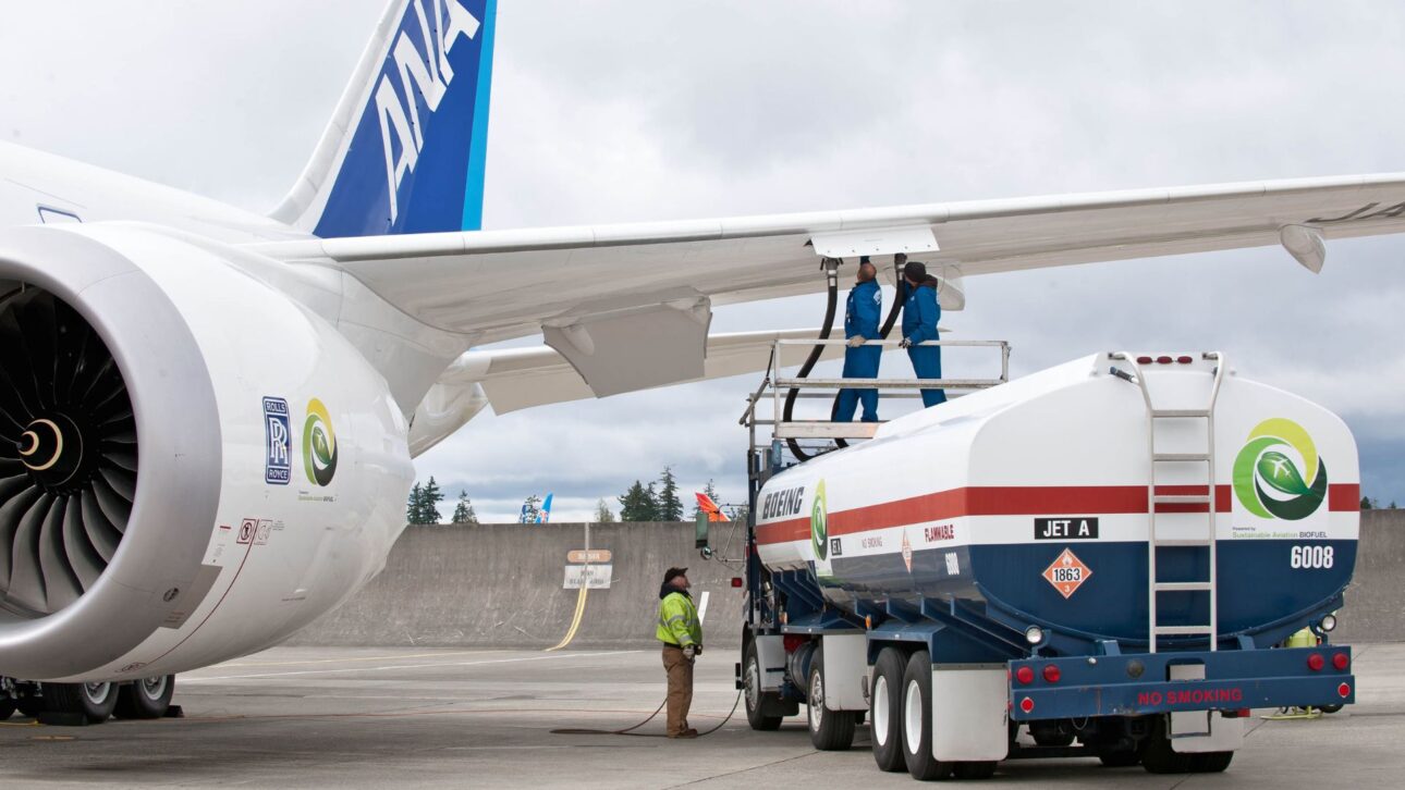 Avión de la compañía japonesa ANA durante abastecimiento (Divulgación)