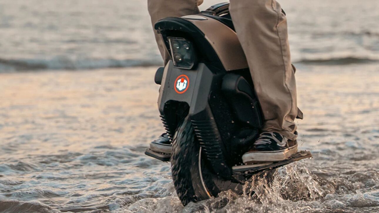 El monociclo eléctrico InMotion V12S alcanza 70 km/h, recorre 120 km, tiene suspensión de moto y precio de celular top. Tecnología y movilidad juntos.