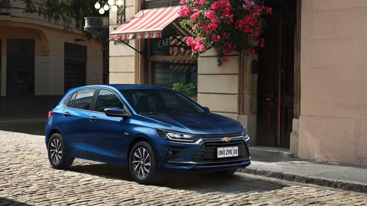 Chevrolet Onix 2026 estrena con facelift, motor turbo actualizado, más tecnología, nuevo acabado y mantiene precio competitivo en el mercado brasileño.