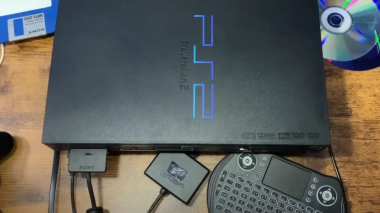 PlayStation 2 es transformado en PC con Windows 95 y trata de correr Doom, en un experimento curioso que desafía los límites de la consola.