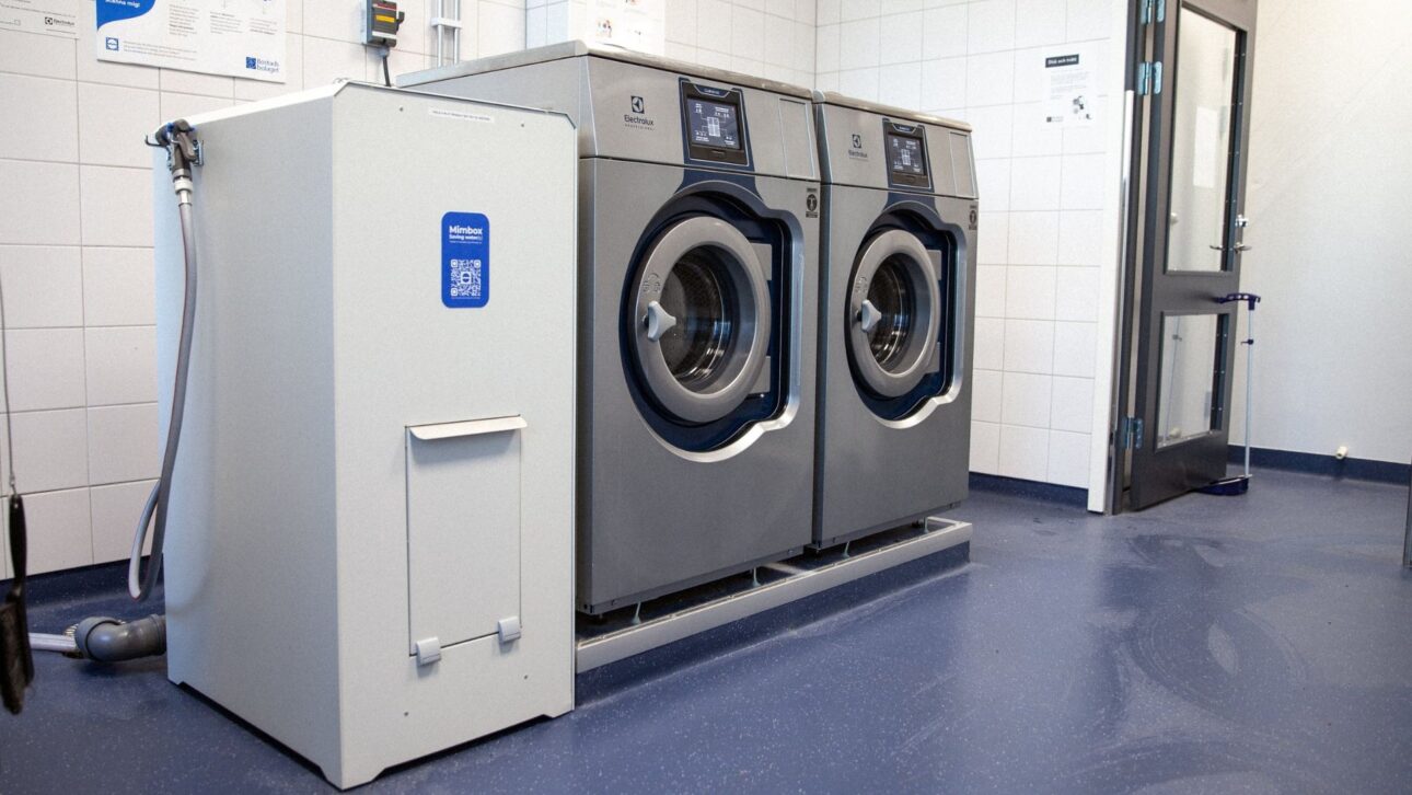 Caja sueca Mimbox promete reducir en 70% el gasto de agua y filtrar microplásticos en máquinas de lavar. Solución llega a Brasil en breve. (Imagen: divulgación)