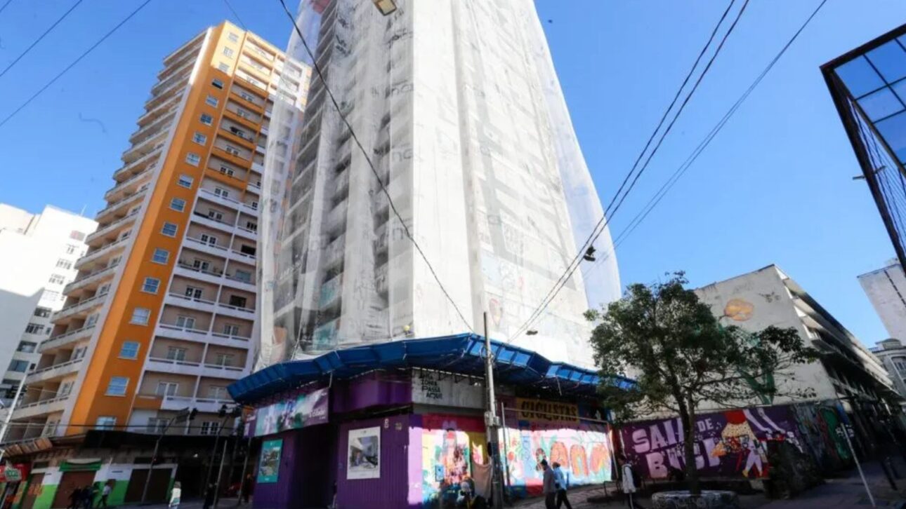 Edificio abandonado en Curitiba tiene obras retomadas tras 26 años y será transformado en residencial innovador en el centro de la ciudad. (Imagen: Foto: Átila Alberti / Tribuna do Paraná)