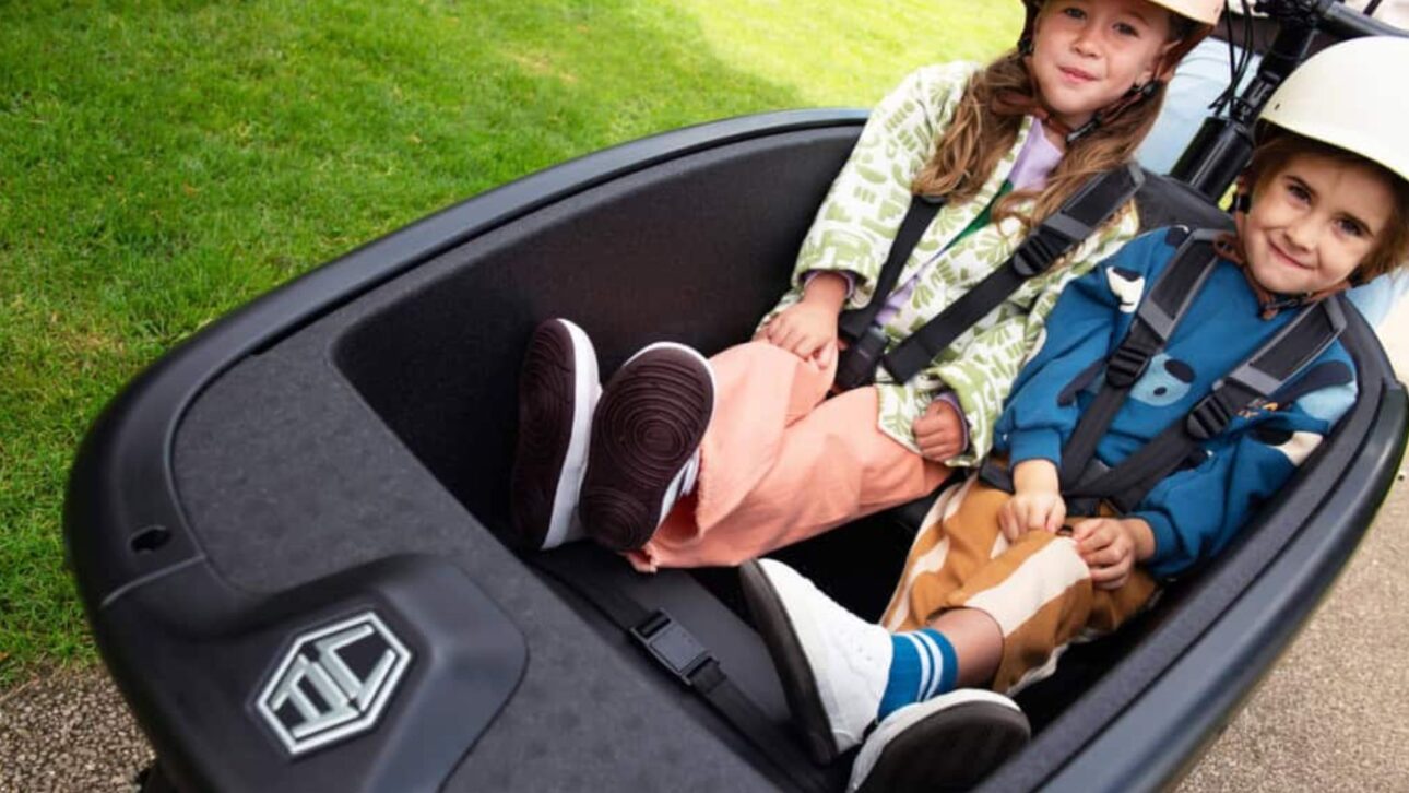 Bicicleta eléctrica con motor Bosch transporta hasta 4 niños, llega a 32 km/h y ofrece autonomía de 50 km. Sepa cómo funciona el modelo FamilyNext Pro.