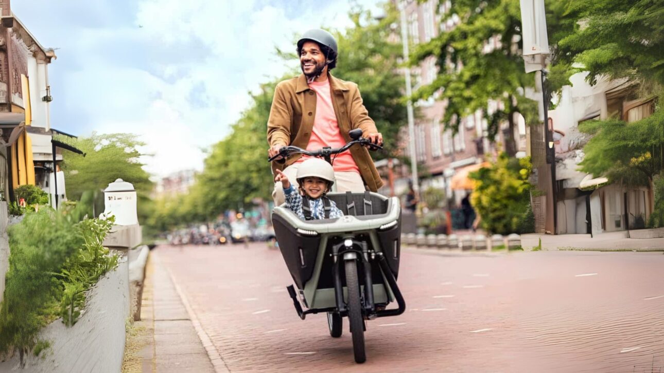 Bicicleta eléctrica con motor Bosch transporta hasta 4 niños, llega a 32 km/h y ofrece autonomía de 50 km. Sepa cómo funciona el modelo FamilyNext Pro.