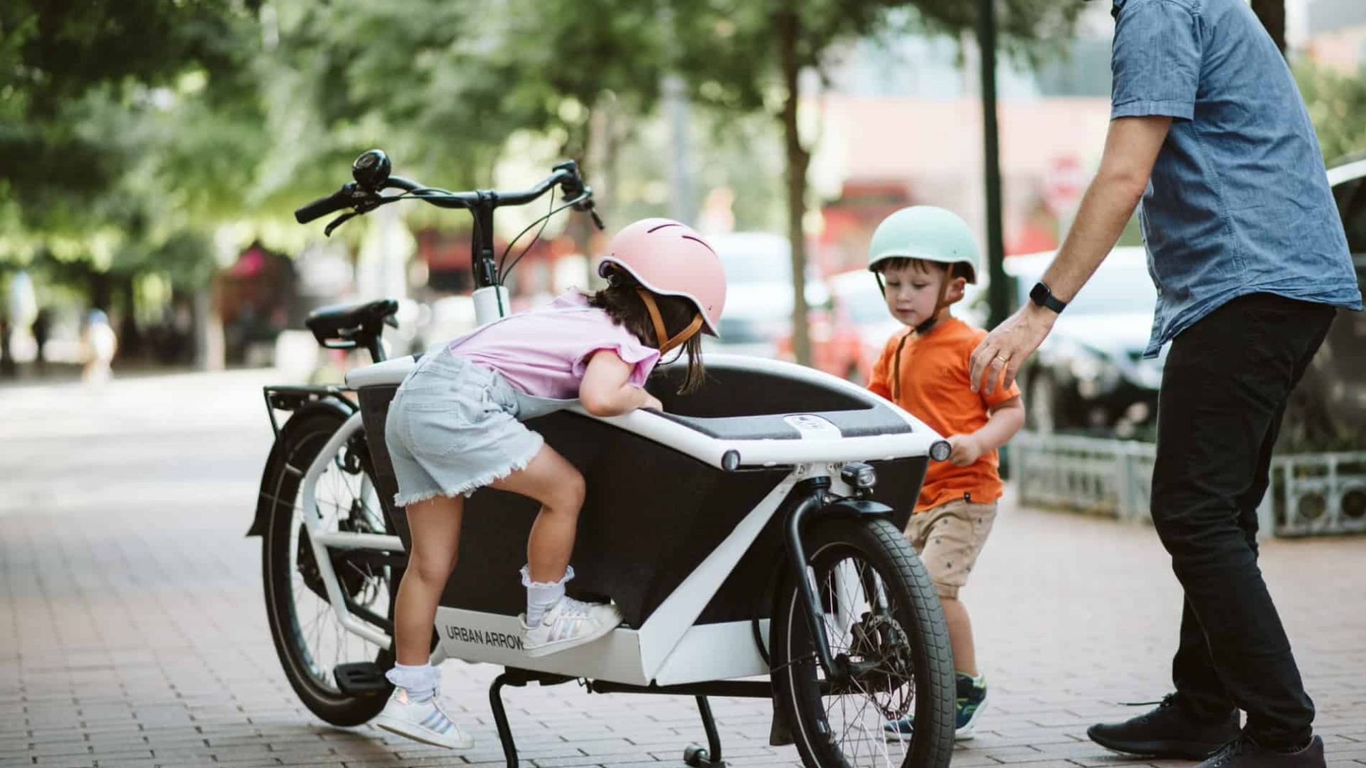 Bicicleta elétrica com motor Bosch transporta até 4 crianças, chega a 32 km/h e oferece autonomia de 50 km. Saiba como funciona o modelo FamilyNext Pro.