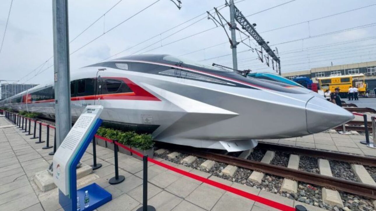 Trenes chinos alcanzan 400 km/h con tecnología innovadora, prometiendo revolucionar el transporte ferroviario y la movilidad urbana mundial.